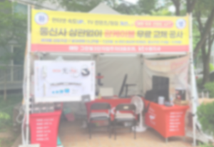 케이티의 모든것 광케이블 무료 설치공사 KT에서 진행하는 광케이블 무료 설치공사를 받으시고 우리 아파트의 품질을 높여요! 아파트의 가치 상승 및 TV 화질개선 등 특등급 아파트를 위한 한걸음! 광케이블 설치공사란? 기존에 설치되어있는 통신선로(전화선 또는 동축케이블)을 ‘광(光)케이블’로 교체함으로써 아파트 주민들의 인터넷·TV 사용환경을 개선하는 KT에서 진행하는 아파트 품질개선 공사 입니다. 기존 통신선로는 아파트 시공시 설치한 오래된 통신설비 전화선 또는 동축케이블 최대 오백메가바이트 속도(최대 500Mbps)로 이용가능한 통신환경, 광케이블 신축아파트와 동일한 최신 통신설비로 최대 10기가바이트(최대 10Gbps) 속도로 이용가능한 통신케이블입니다. 광케이블 설치공사 대상으로는 관리사무소와 협의된 공사기간 안에만 진행가능하며, 신청서를 작성하지 않을 시 공사진행이 불가합니다. 통신사와 관계없이 공사기간 동안 신청하는 모든 입주민들에게 무료로 설치공사를 지원드리니, 꼭! 공사기간 내에 무료로 광케이블 설치공사를 받으시기 바랍니다. 광케이블을 사용해야 하는 이유! 1. 통신사 상관없이 입주민 전체 인터넷 속도 개선 2. 최신 광랜 교체로 반영구적인 인터넷망 구축 3. 신축 아파트와 같은 통신환경으로 특등급 아파트로서의 가치 상승 4. 홈스쿨링, 재택근무 및 넷플릭스/디즈니+ 등 OTT서비스 시청에 최적 5. TV 화질개선, 리모컨 반응(채널전환) 등 통신 속도 향상 등 해야하지 않을 이유가 없다! 아파트 품격 상승과 입주민의 편의를 위해, 선택이 아닌 필수입니다. 초고속 정보통신 관련 ‘특등급‘ 인증 아파트에 이목이 집중되는 이유는? 특등급 인증을 받은 아파트는 아파트 통신실까지 광케이블(FTTH)로 와서 각 가정까지도 광케이블(FTTH)로 연결되는 것을 말한다. 특등급을 제외한 아파트들은 사물인터넷, 인공지능 등과 결합 및 융합해 주택 내에서 양질의 정보통신 서비스를 받거나 원격의료, 스마트 가전기기, 첨단 방범 및 보안장비, 난방과 조명의 원격제어 등 앞으로 다가올 미래의 시설에 대응하기에는 한계가 있다. 현재 약 2,200개 아파트가 특등급 인증을 받았으며, 5,400개 아파트가 1등급 인증을 받은 상황이다. 공동주택 단지의 정보통신 설비는 한번 설치되면 설치 변경이 어렵고, 막대한 추가 비용이 들기 때문에 설계 단계에서부터 장래 통신 수요·회선 용량·작업 공간 등을 고려해 설치하지 않으면 인증을 받는데 어려움이 따른다. 그럼에도 최근 10년 이상 된 기축 아파트들도 본격적으로 광케이블 교체에 투자하는 사례가 많이 나타나고 있다. 2021년 09월 현재 통신 설비를 재구축하고 있는 단지로는 수도권에만 총 50여 개 단지가 넘는 것으로 파악된다. 비대면 일상화로, 초고속 정보통신 ‘특등급 아파트’ 추진 활발 코로나19 장기화로 재택근무, 원격교육 등 온라인을 기반으로 한 비대면 환경은 이제 일상이 됐다. 하지만 사회와 집을 연결하는 정보통신 설비는 급속한 환경 변화를 따라가기에 부족하다는 논의가 지속되고 있다. 우리나라는 1990년대 정보통신기술이 급성장하면서 지식정보화 사회로의 전환이 급진전됐고, 1995년부터 초고속 정보통신망 구축 사업을 추진해왔다. 정부는 1997년 주거용 건물 구내 통신 선로 설비의 기술 표준을 국가 표준으로 제정하고, 1999년 초고속 정보통신 건물 인증 제도를 도입해 주거 통신망의 고도화를 추진했다. 한국정보통신진흥협회(KAIT)에서 운영하고 있는 초고속 정보통신 건물 인증 제도는 세대당 구내 통신선을 광케이블(FTTH) 4코어 이상으로 구축할 경우 ‘특등급’ 인증을 받을 수 있으며, UTP 2회선 또는 광 2코어로 구축할 경우 1등급이 주어지며, 통신 분야 준공 검사 간소화 등의 혜택을 받게 된다. 광케이블 교체를 안할시 생기는 문제. 노후화된 통신설비는 잦은 고장등으로 인한 입주민의 불편함은 물론 아파트 가치에도 영향을 미칩니다. 동(銅)선기반 통신환경, 대역폭 부족으로 로딩시간 발생, 신축 아파트 대비 부족한 통신환경 등 잦은 고장이 예상되는 예전 통신선로. 문제점 1. 노후화된 통신설비로 인한 잦은 고장 등 불편함 2. 20년 전 통신설비로, 현재 통신환경에 적합하지 않음 3. 인근 아파트 대비 저품질의 서비스 제공. 개선사항 1. 노후화된 통신시설 개선으로 고장예방 및 입주민 불편 최소화 2. 반영구적인 최신의 기술을 적용하여 향후 20년을 대비 3. 주변 신축 아파트의 수준의 통신시설 구축으로 아파트 가치 상승 4. 온라인 수업, 재택근무, Wifi 환경에 적합한 이용환경으로 개선 5. TV 품질개선 (로딩시간이 발생하는 등 컨텐츠 품질 향상) * 접속환경에 미치는 요인들은 다양해서 무조건 더 좋다고 말할 순 없어요! * 하지만, KT는 안정적인 고품질 인터넷 속도를 유지하기 위해 가정에 광케이블을 직접 연결해서 HFC 대비 데이터 손실률이 더 낮은 FTTH-R을 적극 활용하고 있어요! * 기술방식 별 가입자 현황 : 초고속인터넷 가입자 현황(2023년 2월 기준, KOTA 한국통신사업자 연합회)* FTTH(Fiber to the home) : 집안까지 광케이블을 가설하여 인터넷을 제공하는 서비스. * HFC(광독축혼합망) : 집 근처까지 광케이블로 연결 후 동축케이블로 가정까지 연결하여 제공하는 서비스. 아파트 가치 상승을 위한 광케이블 설치공사는 필수입니다! 광케이블 설치공사 진행절차 1. 관리사무소 공사 협의 2.공사희망 세대 신청서 작성 3. 공사일정조정 4. 기사방문& 공사진행 5. 미공사 세대 추가 설치작업 6. 광랜 통신설비 구축! 공사문의 : 공사기간 중 아파트 내 KT 현장센터 - 위 광케이블 설치공사는 KT에서 공식적으로 진행하는 공사입니다. - 위 공사를 진행하며 주민께서 부담하실 금액은 전혀 없습니다. - 공사기간 내 공사하지 않을 시 공사기간 이후 추가 공사작업은 불가합니다. 꼭! 무료 공사기간 내 신청/설치를 받으시기 바랍니다.