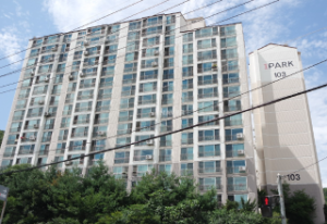 케이티의 모든것 광케이블 무료 설치공사 KT에서 진행하는 광케이블 무료 설치공사를 받으시고 우리 아파트의 품질을 높여요! 아파트의 가치 상승 및 TV 화질개선 등 특등급 아파트를 위한 한걸음! 광케이블 설치공사란? 기존에 설치되어있는 통신선로(전화선 또는 동축케이블)을 ‘광(光)케이블’로 교체함으로써 아파트 주민들의 인터넷·TV 사용환경을 개선하는 KT에서 진행하는 아파트 품질개선 공사 입니다. 기존 통신선로는 아파트 시공시 설치한 오래된 통신설비 전화선 또는 동축케이블 최대 오백메가바이트 속도(최대 500Mbps)로 이용가능한 통신환경, 광케이블 신축아파트와 동일한 최신 통신설비로 최대 10기가바이트(최대 10Gbps) 속도로 이용가능한 통신케이블입니다. 광케이블 설치공사 대상으로는 관리사무소와 협의된 공사기간 안에만 진행가능하며, 신청서를 작성하지 않을 시 공사진행이 불가합니다. 통신사와 관계없이 공사기간 동안 신청하는 모든 입주민들에게 무료로 설치공사를 지원드리니, 꼭! 공사기간 내에 무료로 광케이블 설치공사를 받으시기 바랍니다. 광케이블을 사용해야 하는 이유! 1. 통신사 상관없이 입주민 전체 인터넷 속도 개선 2. 최신 광랜 교체로 반영구적인 인터넷망 구축 3. 신축 아파트와 같은 통신환경으로 특등급 아파트로서의 가치 상승 4. 홈스쿨링, 재택근무 및 넷플릭스/디즈니+ 등 OTT서비스 시청에 최적 5. TV 화질개선, 리모컨 반응(채널전환) 등 통신 속도 향상 등 해야하지 않을 이유가 없다! 아파트 품격 상승과 입주민의 편의를 위해, 선택이 아닌 필수입니다. 초고속 정보통신 관련 ‘특등급‘ 인증 아파트에 이목이 집중되는 이유는? 특등급 인증을 받은 아파트는 아파트 통신실까지 광케이블(FTTH)로 와서 각 가정까지도 광케이블(FTTH)로 연결되는 것을 말한다. 특등급을 제외한 아파트들은 사물인터넷, 인공지능 등과 결합 및 융합해 주택 내에서 양질의 정보통신 서비스를 받거나 원격의료, 스마트 가전기기, 첨단 방범 및 보안장비, 난방과 조명의 원격제어 등 앞으로 다가올 미래의 시설에 대응하기에는 한계가 있다. 현재 약 2,200개 아파트가 특등급 인증을 받았으며, 5,400개 아파트가 1등급 인증을 받은 상황이다. 공동주택 단지의 정보통신 설비는 한번 설치되면 설치 변경이 어렵고, 막대한 추가 비용이 들기 때문에 설계 단계에서부터 장래 통신 수요·회선 용량·작업 공간 등을 고려해 설치하지 않으면 인증을 받는데 어려움이 따른다. 그럼에도 최근 10년 이상 된 기축 아파트들도 본격적으로 광케이블 교체에 투자하는 사례가 많이 나타나고 있다. 2021년 09월 현재 통신 설비를 재구축하고 있는 단지로는 수도권에만 총 50여 개 단지가 넘는 것으로 파악된다. 비대면 일상화로, 초고속 정보통신 ‘특등급 아파트’ 추진 활발 코로나19 장기화로 재택근무, 원격교육 등 온라인을 기반으로 한 비대면 환경은 이제 일상이 됐다. 하지만 사회와 집을 연결하는 정보통신 설비는 급속한 환경 변화를 따라가기에 부족하다는 논의가 지속되고 있다. 우리나라는 1990년대 정보통신기술이 급성장하면서 지식정보화 사회로의 전환이 급진전됐고, 1995년부터 초고속 정보통신망 구축 사업을 추진해왔다. 정부는 1997년 주거용 건물 구내 통신 선로 설비의 기술 표준을 국가 표준으로 제정하고, 1999년 초고속 정보통신 건물 인증 제도를 도입해 주거 통신망의 고도화를 추진했다. 한국정보통신진흥협회(KAIT)에서 운영하고 있는 초고속 정보통신 건물 인증 제도는 세대당 구내 통신선을 광케이블(FTTH) 4코어 이상으로 구축할 경우 ‘특등급’ 인증을 받을 수 있으며, UTP 2회선 또는 광 2코어로 구축할 경우 1등급이 주어지며, 통신 분야 준공 검사 간소화 등의 혜택을 받게 된다. 광케이블 교체를 안할시 생기는 문제. 노후화된 통신설비는 잦은 고장등으로 인한 입주민의 불편함은 물론 아파트 가치에도 영향을 미칩니다. 동(銅)선기반 통신환경, 대역폭 부족으로 로딩시간 발생, 신축 아파트 대비 부족한 통신환경 등 잦은 고장이 예상되는 예전 통신선로. 문제점 1. 노후화된 통신설비로 인한 잦은 고장 등 불편함 2. 20년 전 통신설비로, 현재 통신환경에 적합하지 않음 3. 인근 아파트 대비 저품질의 서비스 제공. 개선사항 1. 노후화된 통신시설 개선으로 고장예방 및 입주민 불편 최소화 2. 반영구적인 최신의 기술을 적용하여 향후 20년을 대비 3. 주변 신축 아파트의 수준의 통신시설 구축으로 아파트 가치 상승 4. 온라인 수업, 재택근무, Wifi 환경에 적합한 이용환경으로 개선 5. TV 품질개선 (로딩시간이 발생하는 등 컨텐츠 품질 향상) * 접속환경에 미치는 요인들은 다양해서 무조건 더 좋다고 말할 순 없어요! * 하지만, KT는 안정적인 고품질 인터넷 속도를 유지하기 위해 가정에 광케이블을 직접 연결해서 HFC 대비 데이터 손실률이 더 낮은 FTTH-R을 적극 활용하고 있어요! * 기술방식 별 가입자 현황 : 초고속인터넷 가입자 현황(2023년 2월 기준, KOTA 한국통신사업자 연합회)* FTTH(Fiber to the home) : 집안까지 광케이블을 가설하여 인터넷을 제공하는 서비스. * HFC(광독축혼합망) : 집 근처까지 광케이블로 연결 후 동축케이블로 가정까지 연결하여 제공하는 서비스. 아파트 가치 상승을 위한 광케이블 설치공사는 필수입니다! 광케이블 설치공사 진행절차 1. 관리사무소 공사 협의 2.공사희망 세대 신청서 작성 3. 공사일정조정 4. 기사방문& 공사진행 5. 미공사 세대 추가 설치작업 6. 광랜 통신설비 구축! 공사문의 : 공사기간 중 아파트 내 KT 현장센터 - 위 광케이블 설치공사는 KT에서 공식적으로 진행하는 공사입니다. - 위 공사를 진행하며 주민께서 부담하실 금액은 전혀 없습니다. - 공사기간 내 공사하지 않을 시 공사기간 이후 추가 공사작업은 불가합니다. 꼭! 무료 공사기간 내 신청/설치를 받으시기 바랍니다.